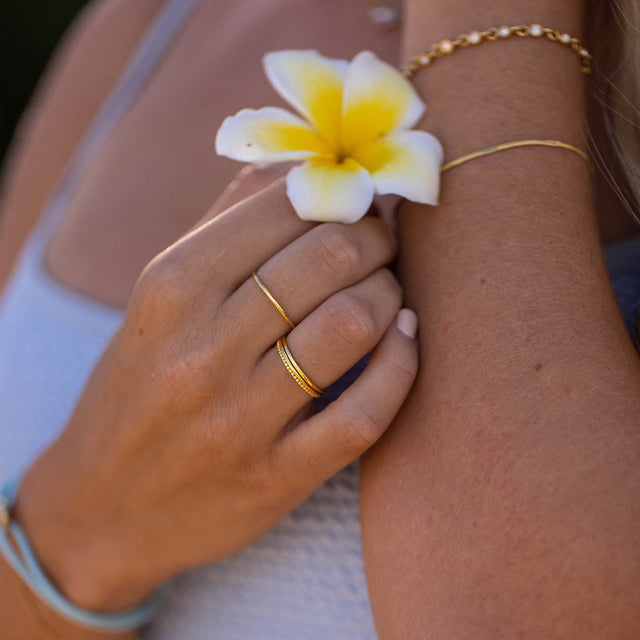 Malihini Coin Ring von PURELEI, 18K vergoldet, orientalisches Design, kombiniert mit filigranen Ringen, warme Sommerstimmung