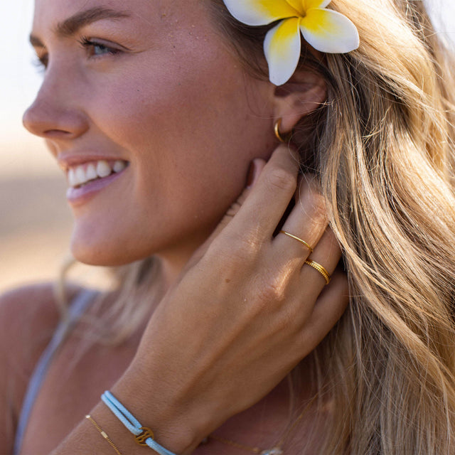 Malihini Coin Ring von PURELEI in vergoldetem Edelstahl, orientalisches Design, am Finger getragen mit sonniger Island-Ästhetik