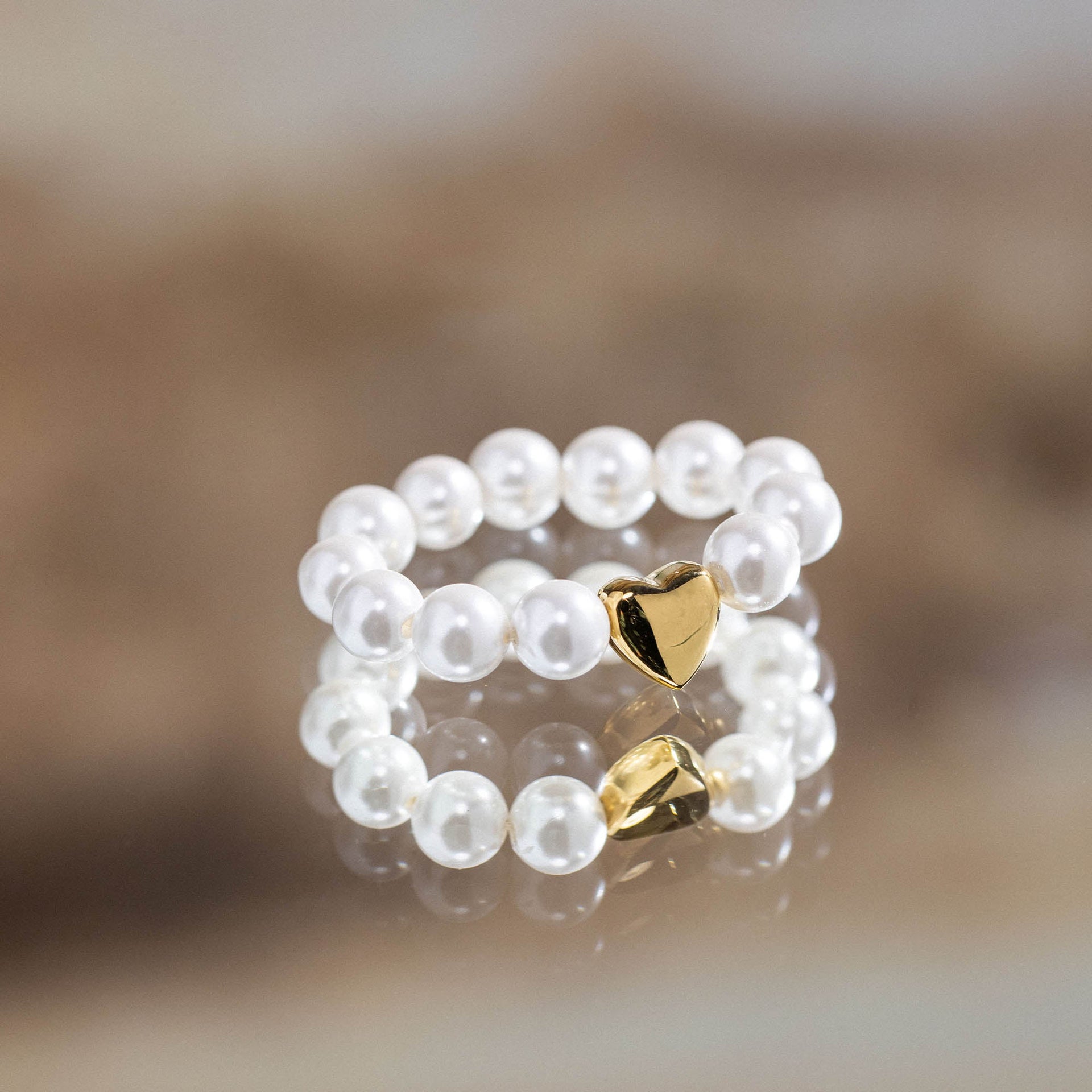 PURELEI Anxiety Lovely Ring aus Muschelperlen mit goldenem Herz, elegant und feminin, strahlt sanfte Leichtigkeit aus.