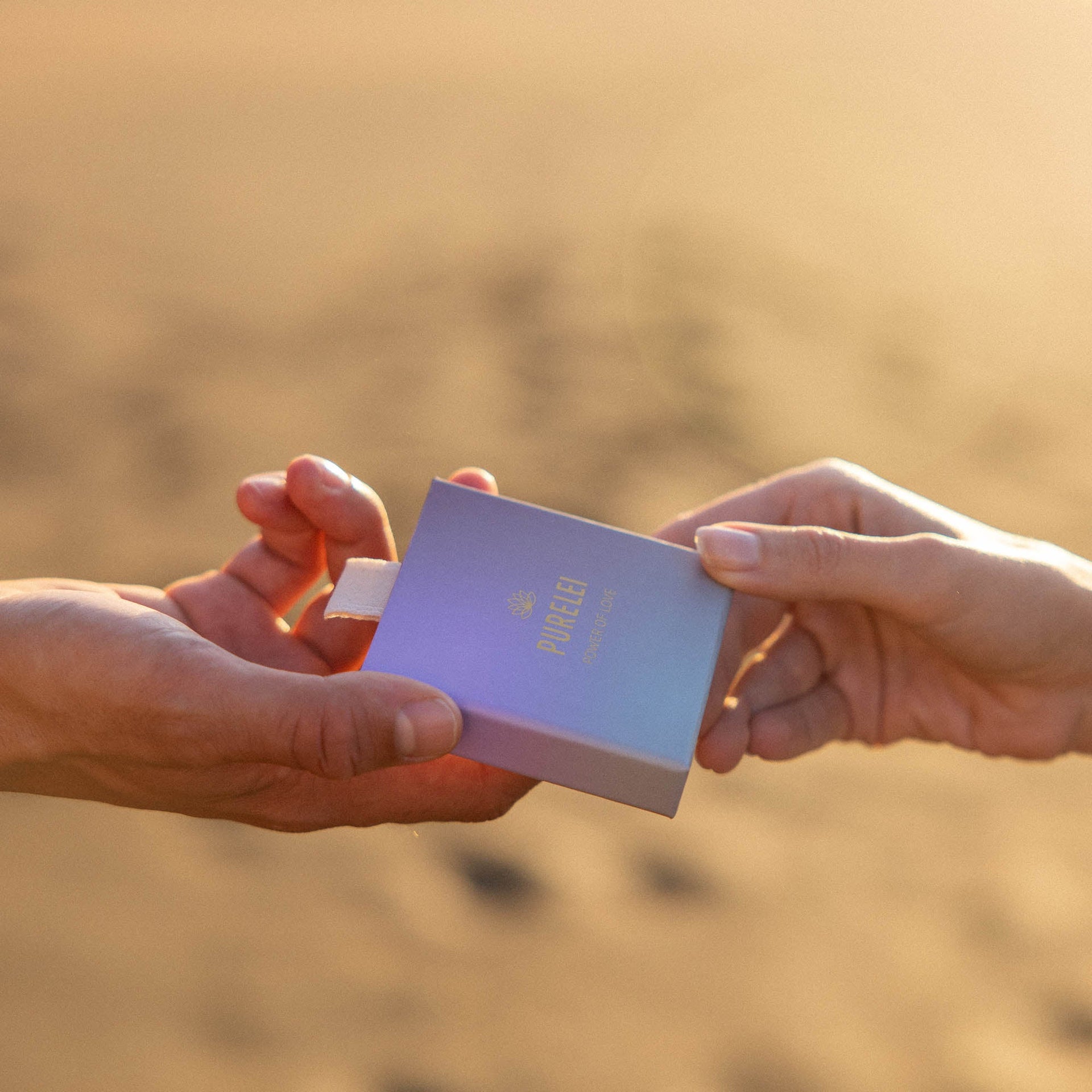 Endless Love Kette von PURELEI in 18K Gold mit Herz-Anhänger, edel und femininer Aloha-Spirit im warmen Licht.