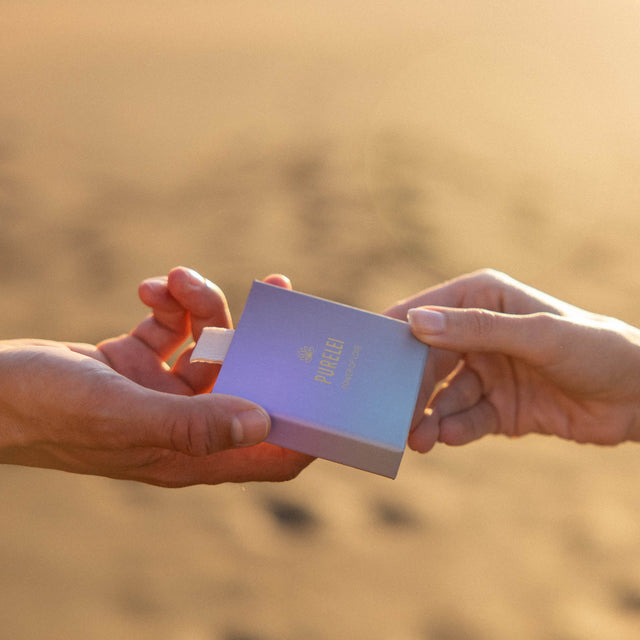 Endless Love Kette von PURELEI in 18K Gold mit Herz-Anhänger, edel und femininer Aloha-Spirit im warmen Licht.