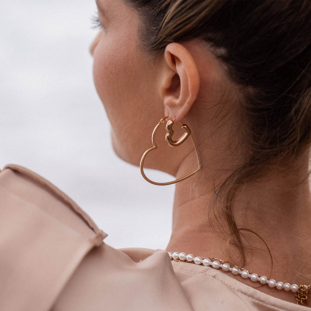 PURELEI Big Love Ohrringe in 18K Gold mit matter Oberfläche, herzförmige Creolen, elegant und feminin.