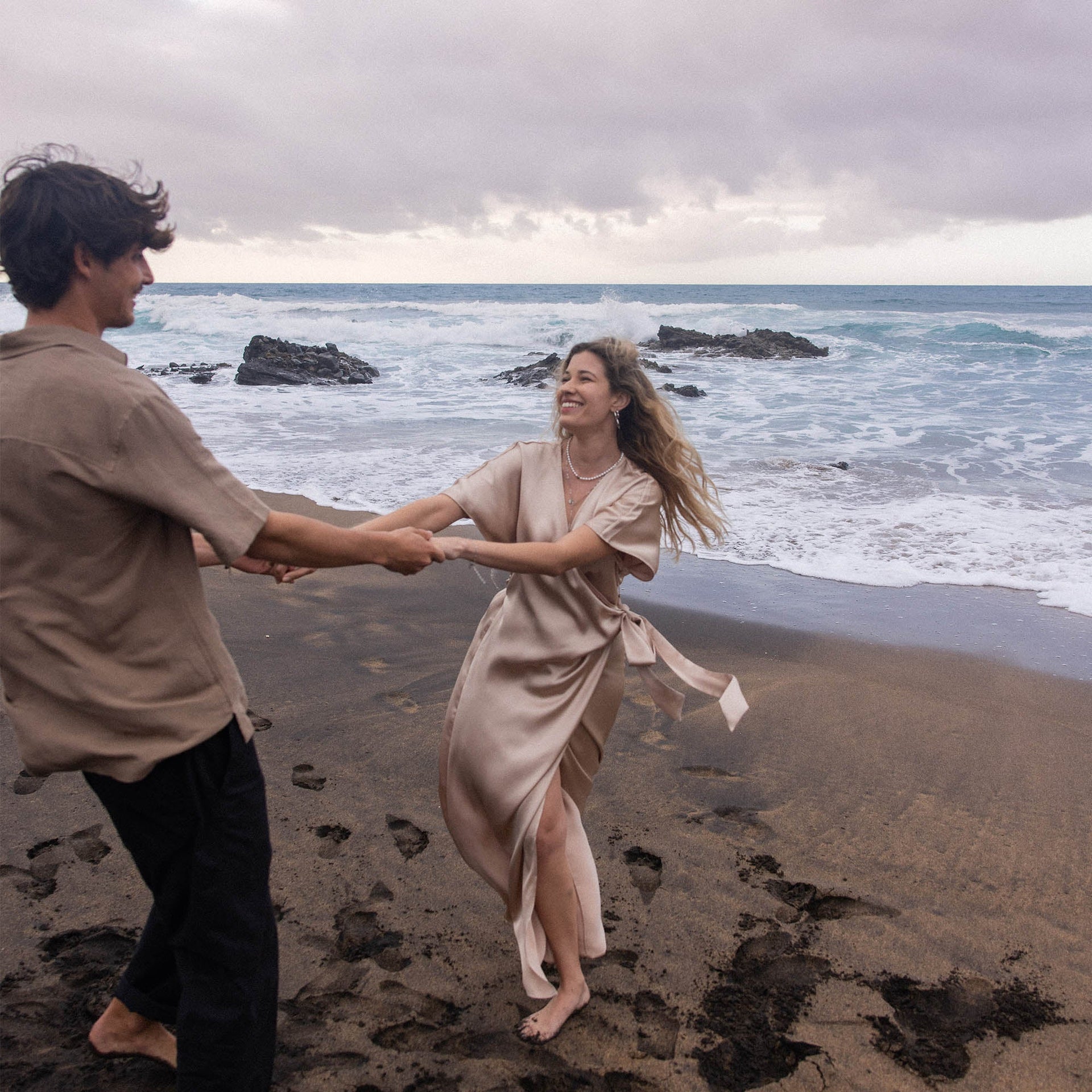 PURELEI Endless Love Kette in Gold mit Herzanhänger, getragen am Strand, feminine Eleganz und Island-Spirit.