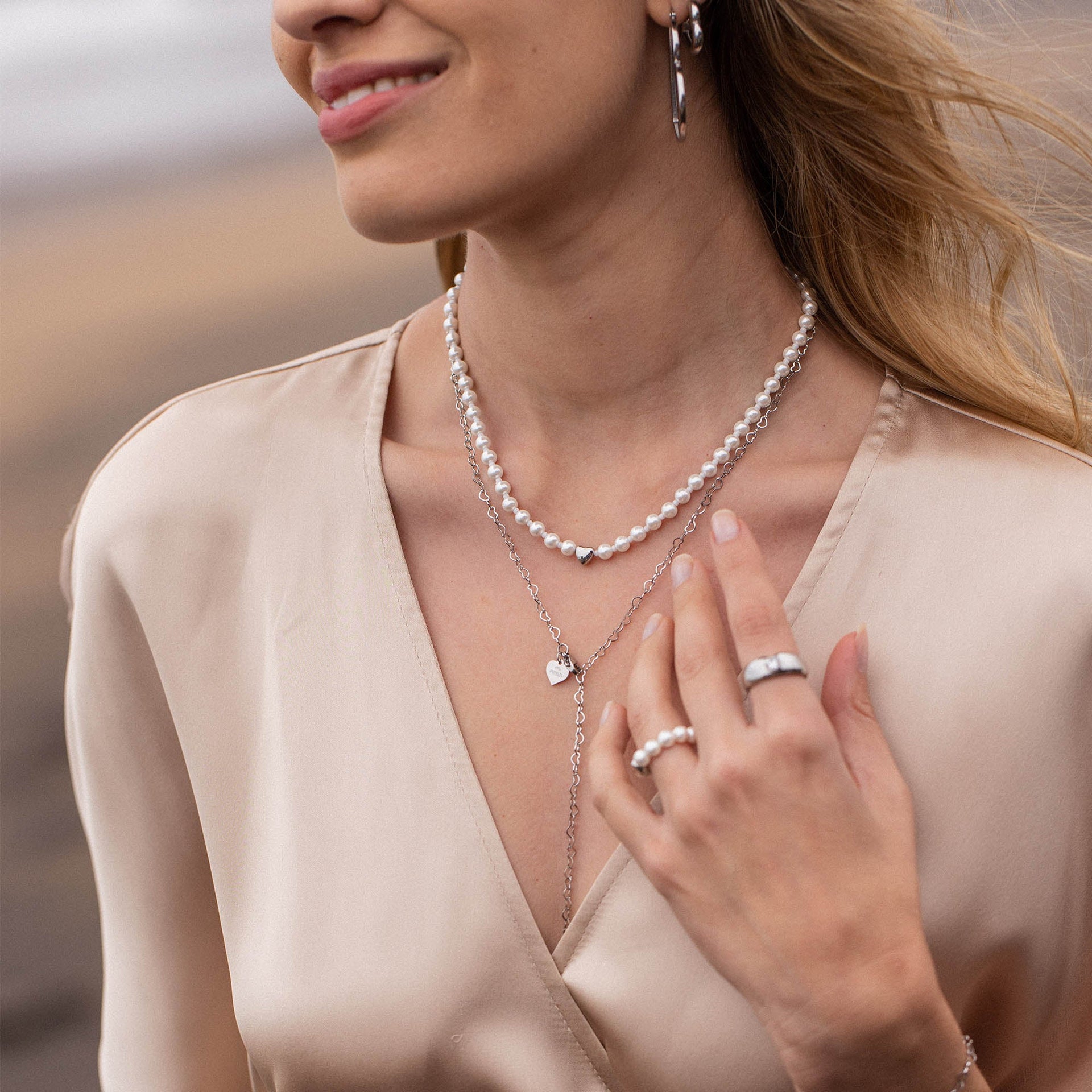 Zarte PURELEI Perlenkette und Silberring, elegant und feminin, strahlt zeitlose Schönheit aus.