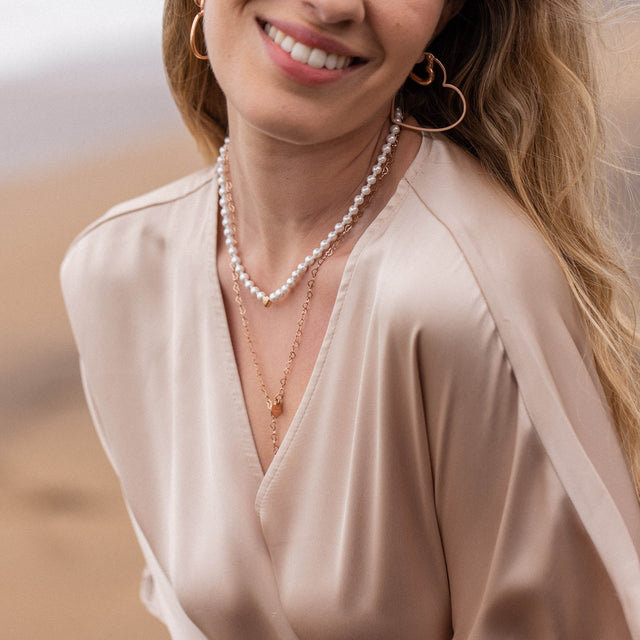 Perlenkette von PURELEI, elegant und feminin, getragen mit sanften Tönen.