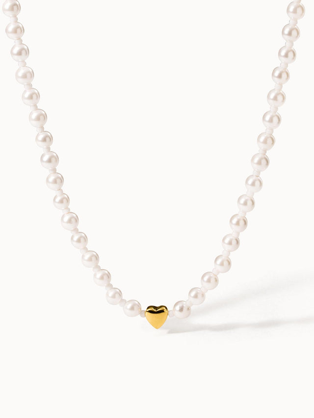 Perlenkette mit goldenem Herzanhänger von PURELEI, elegant und feminin.