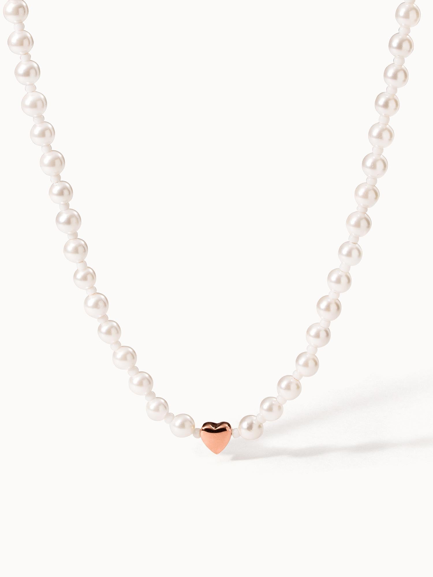 Perlenkette mit roségoldenem Herzanhänger, elegant und feminin – PURELEI.