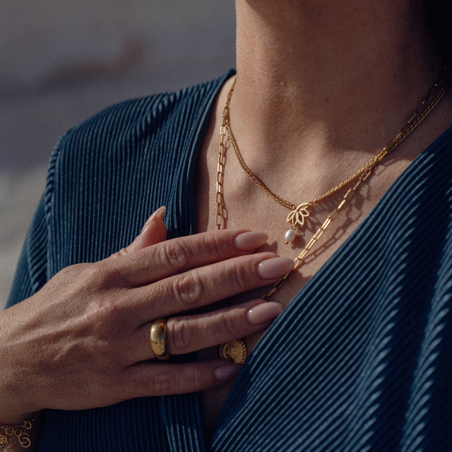 Zarte roségoldene Ketten mit Lotus-Anhänger, getragen in tropischer Stimmung – PURELEI.