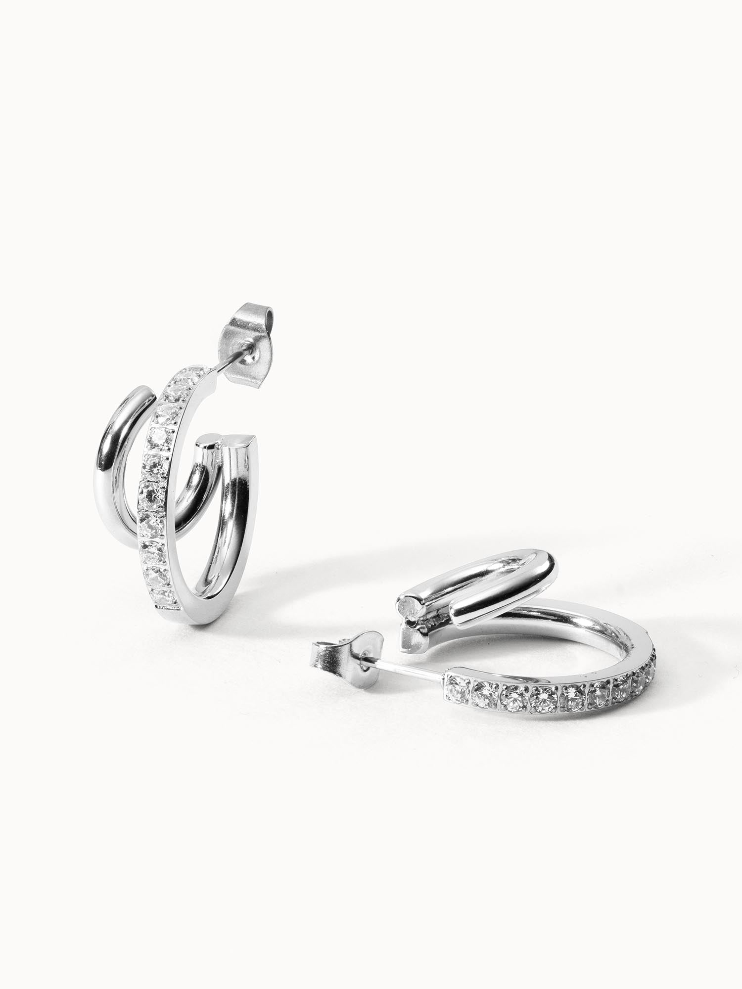 Silberne Creolen mit funkelnden Zirkonia von PURELEI, elegant und modern.