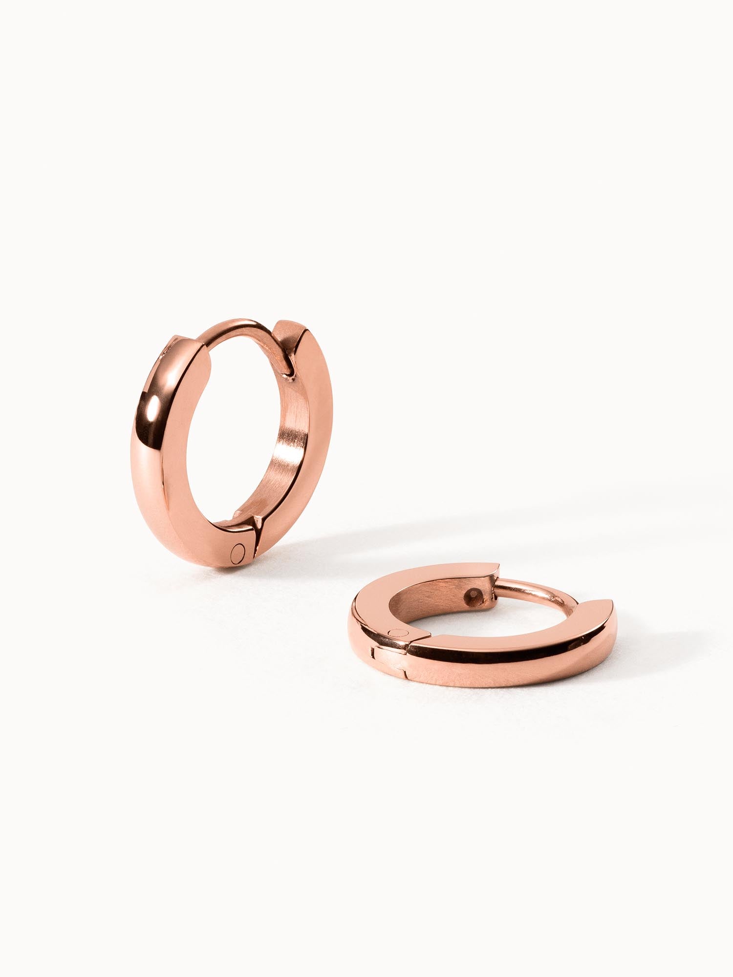 Roségoldene Creolen von PURELEI mit elegantem, modernem Design auf hellem Hintergrund.