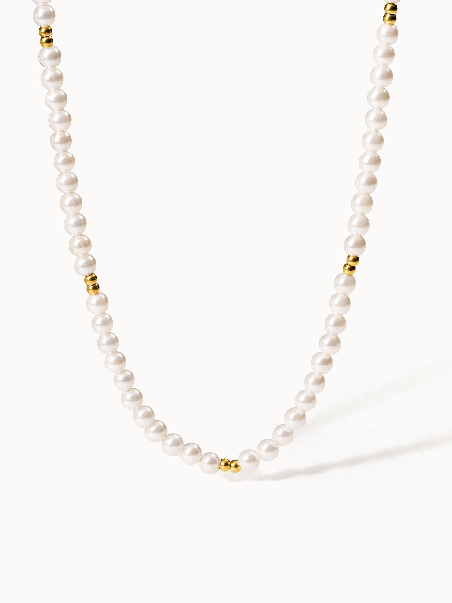 Perlenkette mit goldenen Akzenten von PURELEI, elegant und feminin.