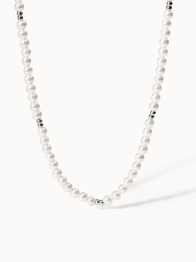 Perlenkette mit silbernen Akzenten, elegant und zeitlos, von PURELEI.