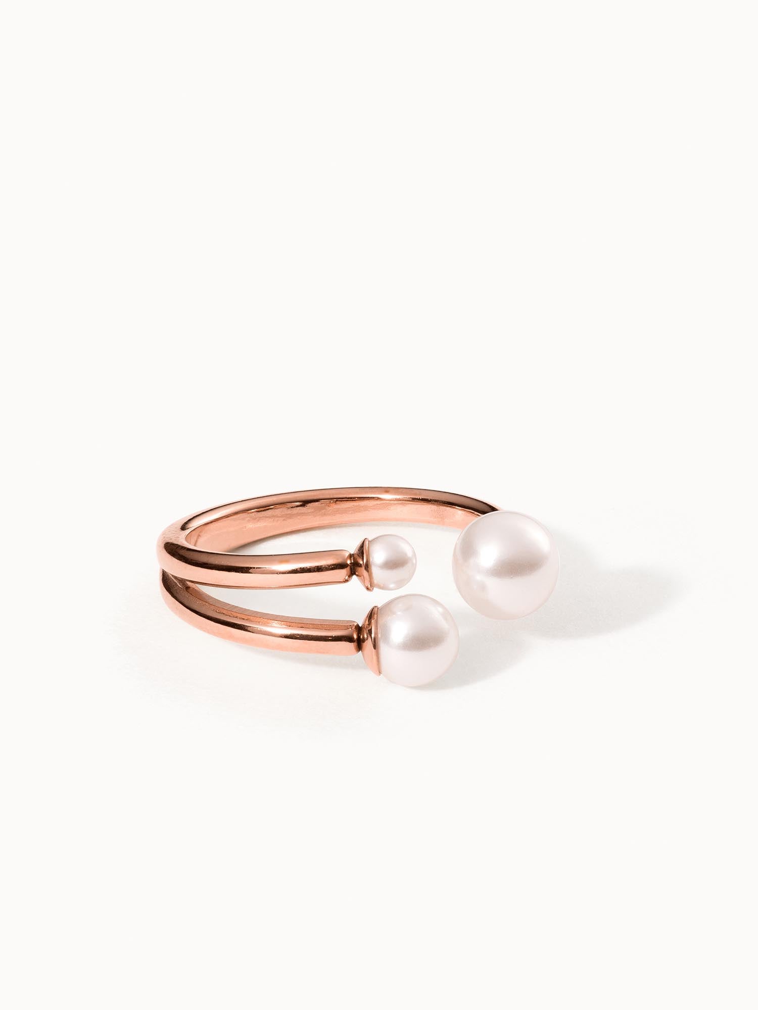 Roségoldener Ring mit zwei Perlen von PURELEI, elegant und feminin.