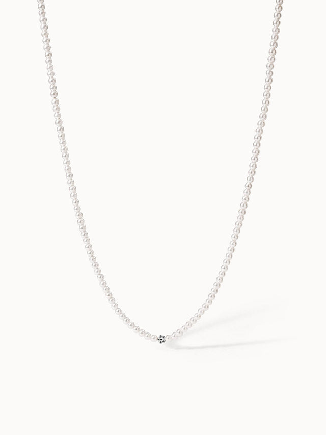 Perlenkette in Weiß mit zartem Design, PURELEI – elegant und zeitlos.