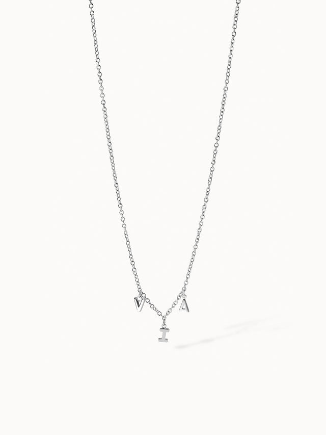 Silberne Kette mit Buchstabenanhängern, elegant und modern, von PURELEI.