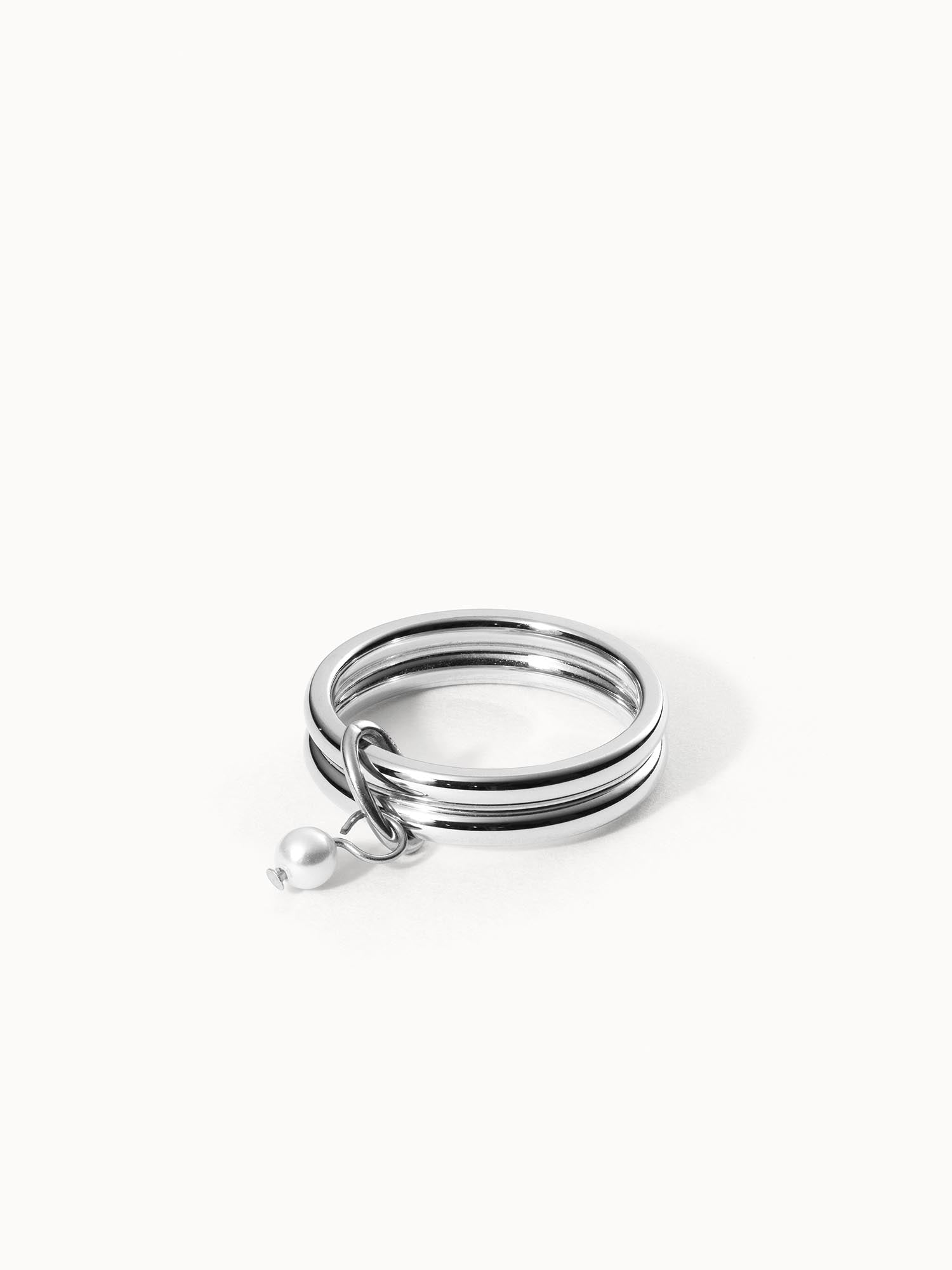 Silberner Ring mit Perle und geschwungenem Design von PURELEI, elegant und modern.