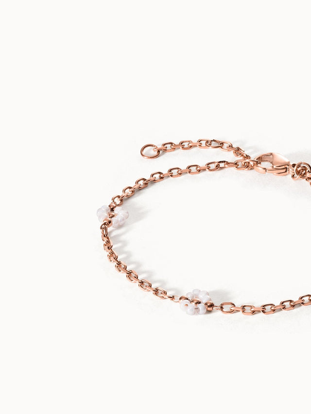 Roségoldenes Armband mit weißen Perlen, elegant und feminin, von PURELEI.