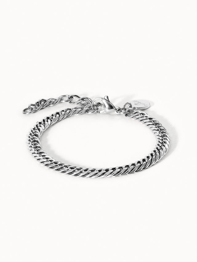 Silbernes Armband mit gedrehtem Design von PURELEI, elegant und modern.