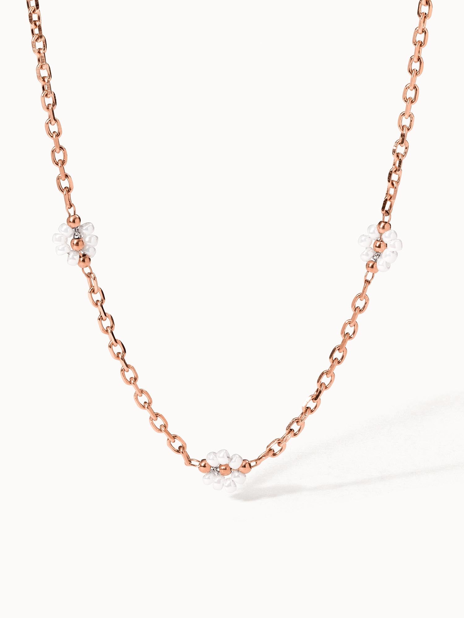 Roségoldene Kette mit weißen Perlen, elegant und feminin, von PURELEI.