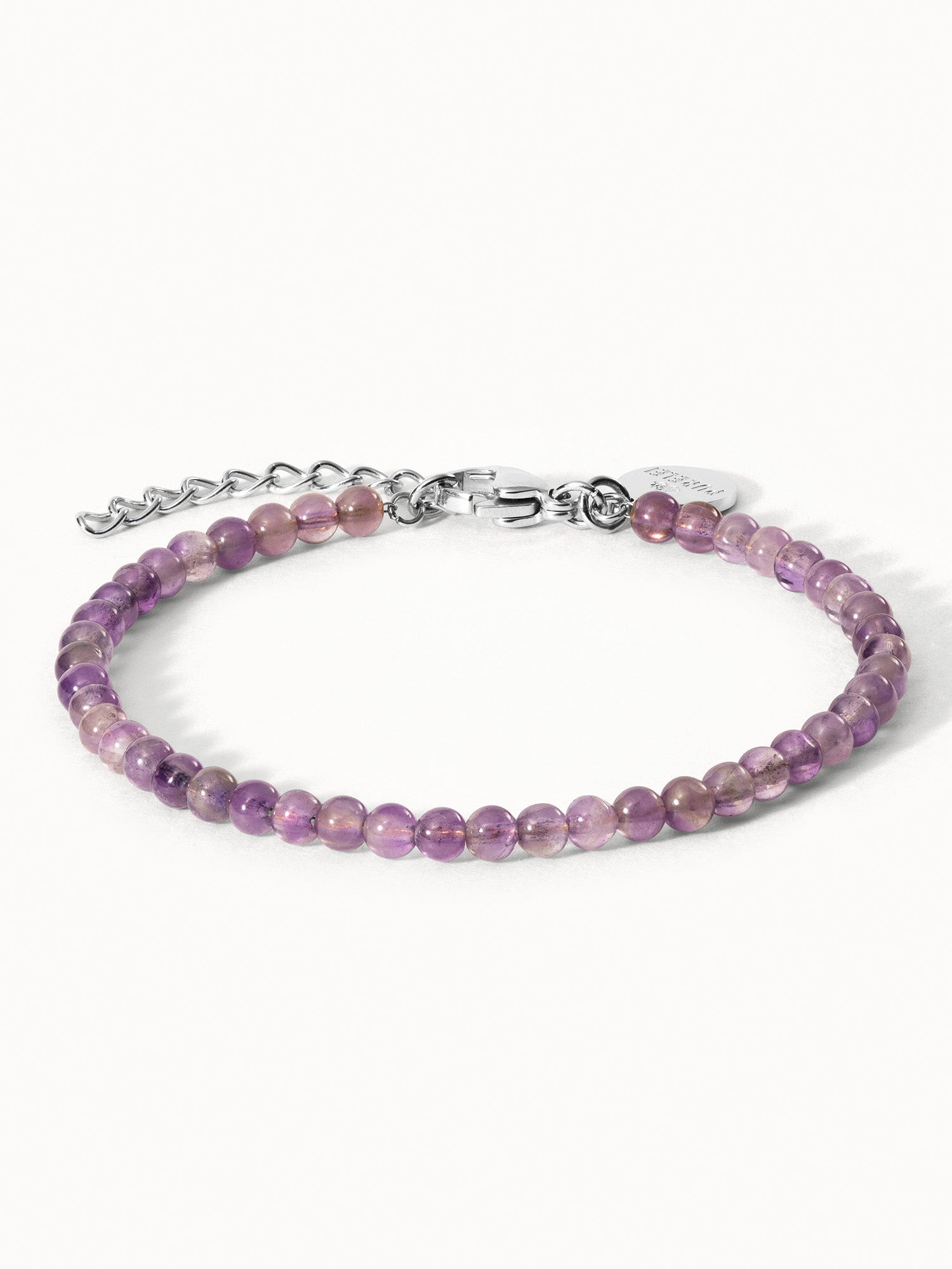 Amethyst Armband von PURELEI mit nickelfreiem Edelstahlverschluss, zarten violetten Perlen, elegant und feminin.