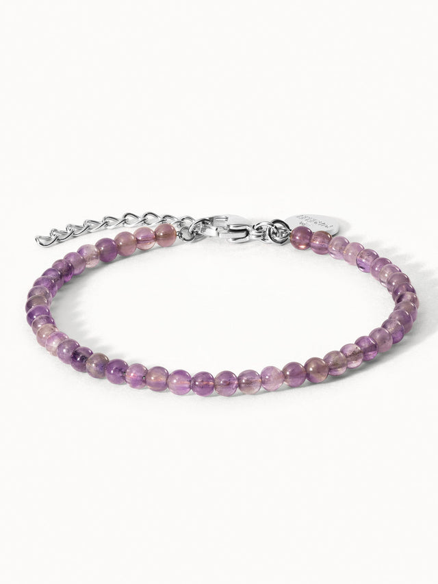 Amethyst Armband von PURELEI mit nickelfreiem Edelstahlverschluss, zarten violetten Perlen, elegant und feminin.