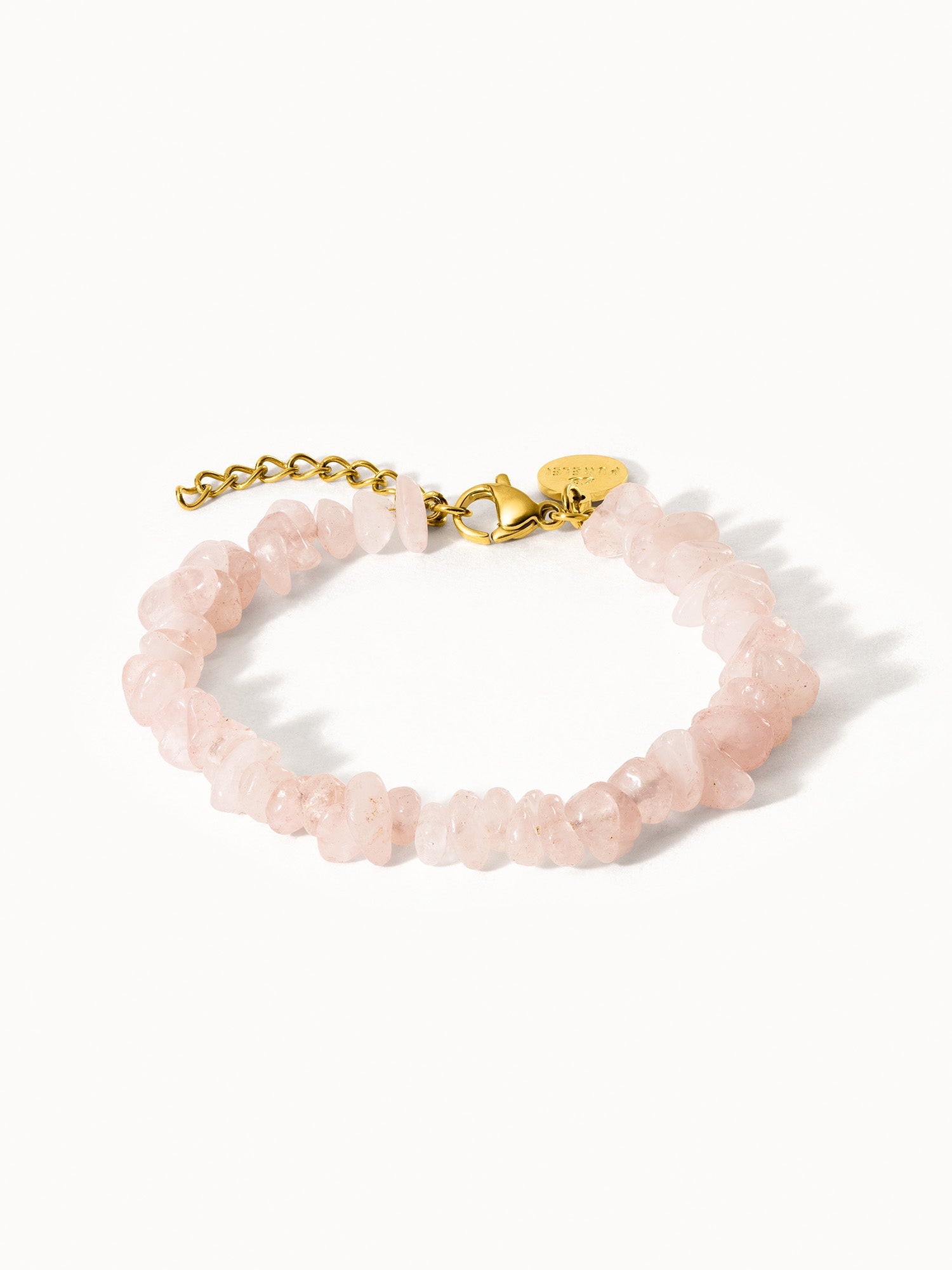 Zartes Armband aus rosa Quarz mit goldenen Akzenten von PURELEI, elegant und feminin.
