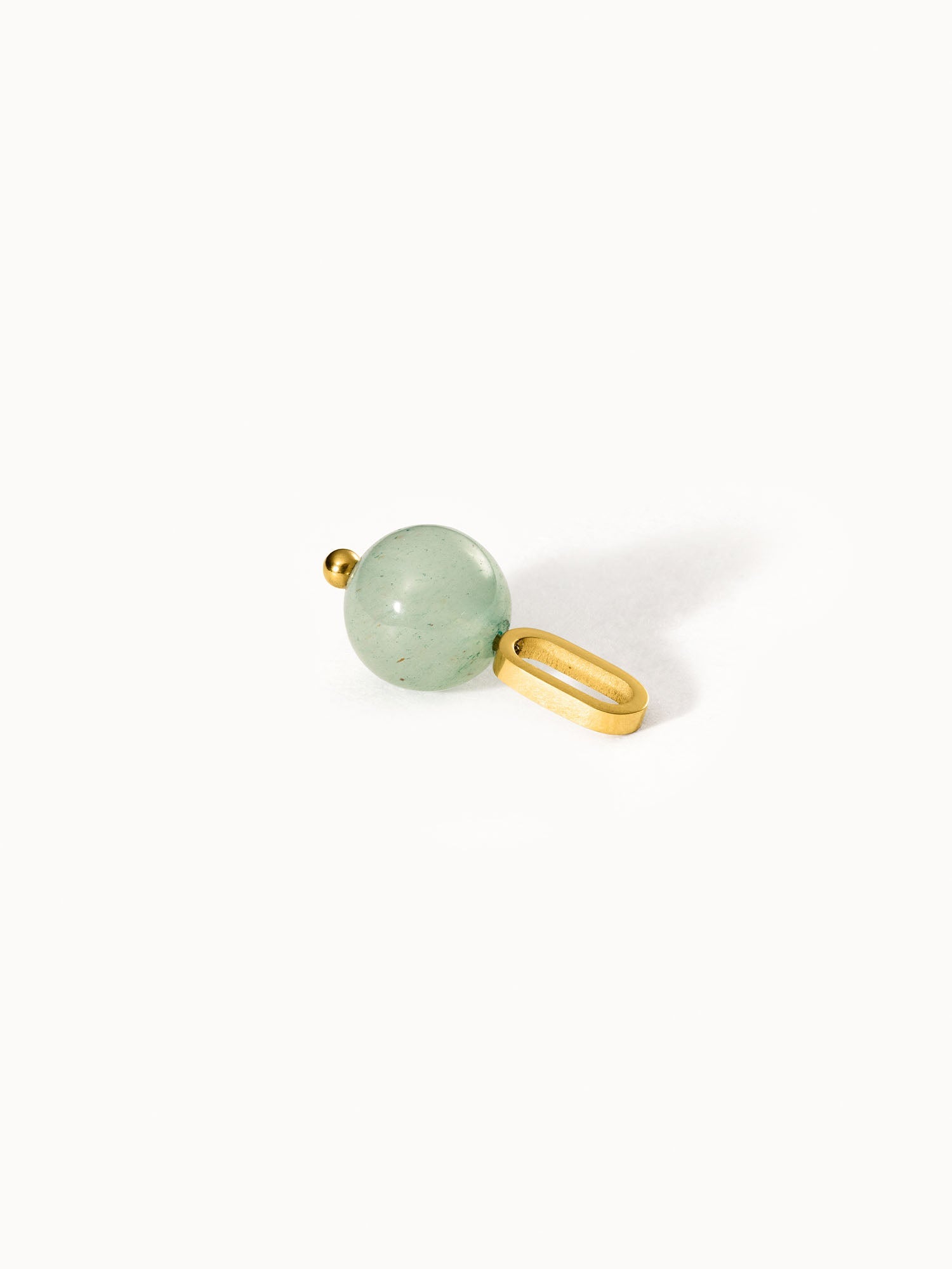 Aventurine Charm von PURELEI mit goldener Öse und natürlichem grünen Aventurin – elegant und zeitlos.