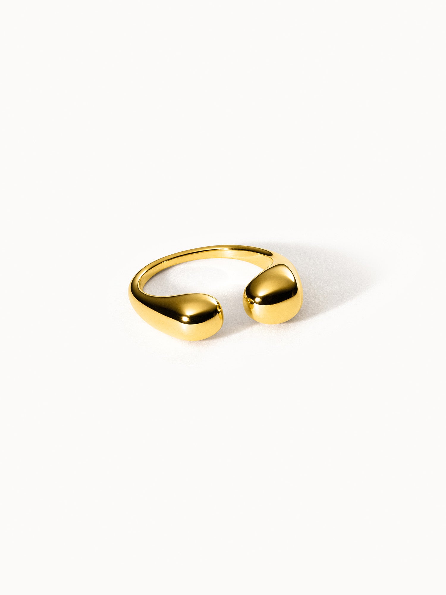 Goldener Ring mit geschwungenem Design von PURELEI, elegant und modern.