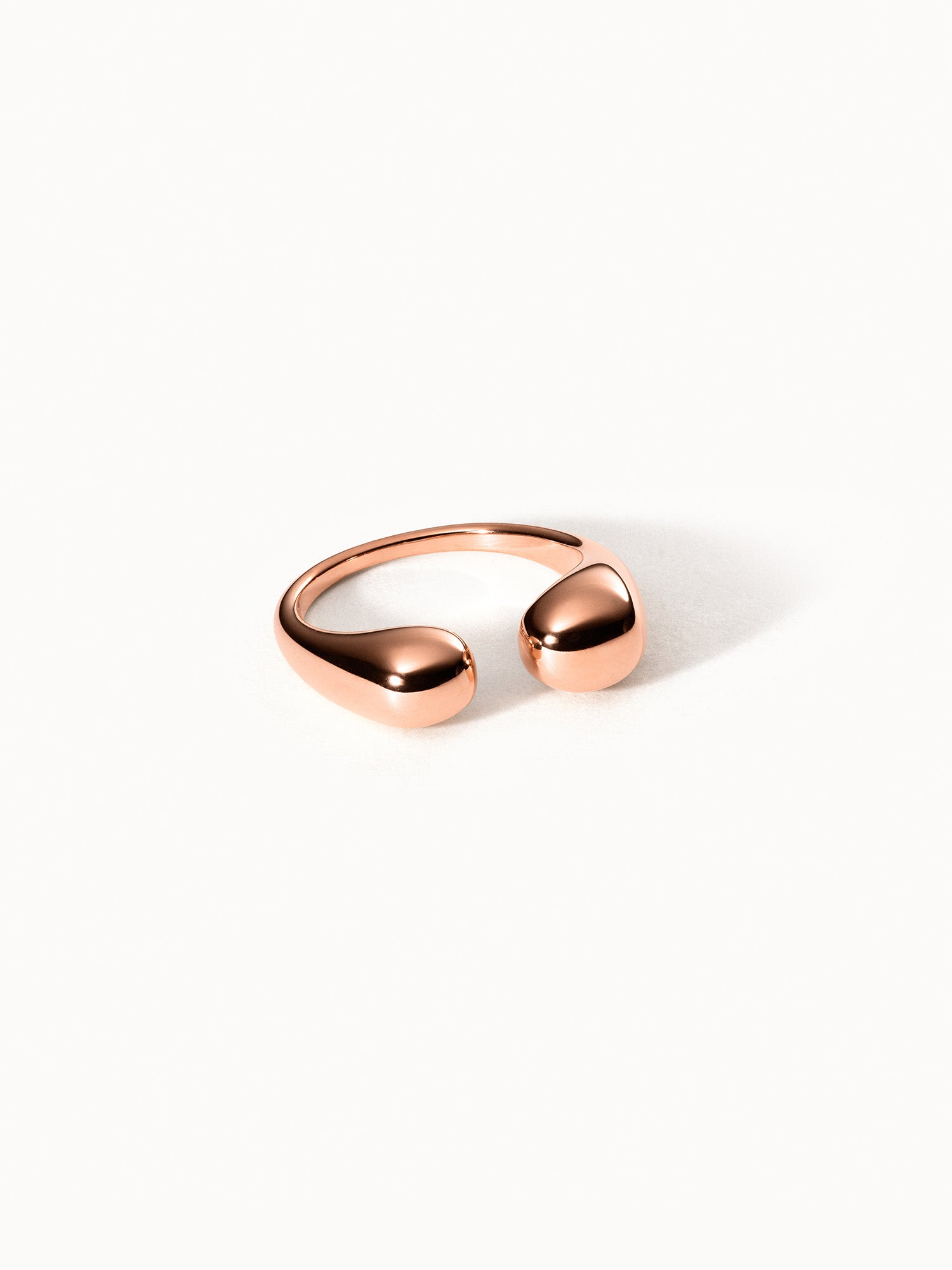 Roségoldener Ring mit geschwungenem Design von PURELEI, elegant und modern.