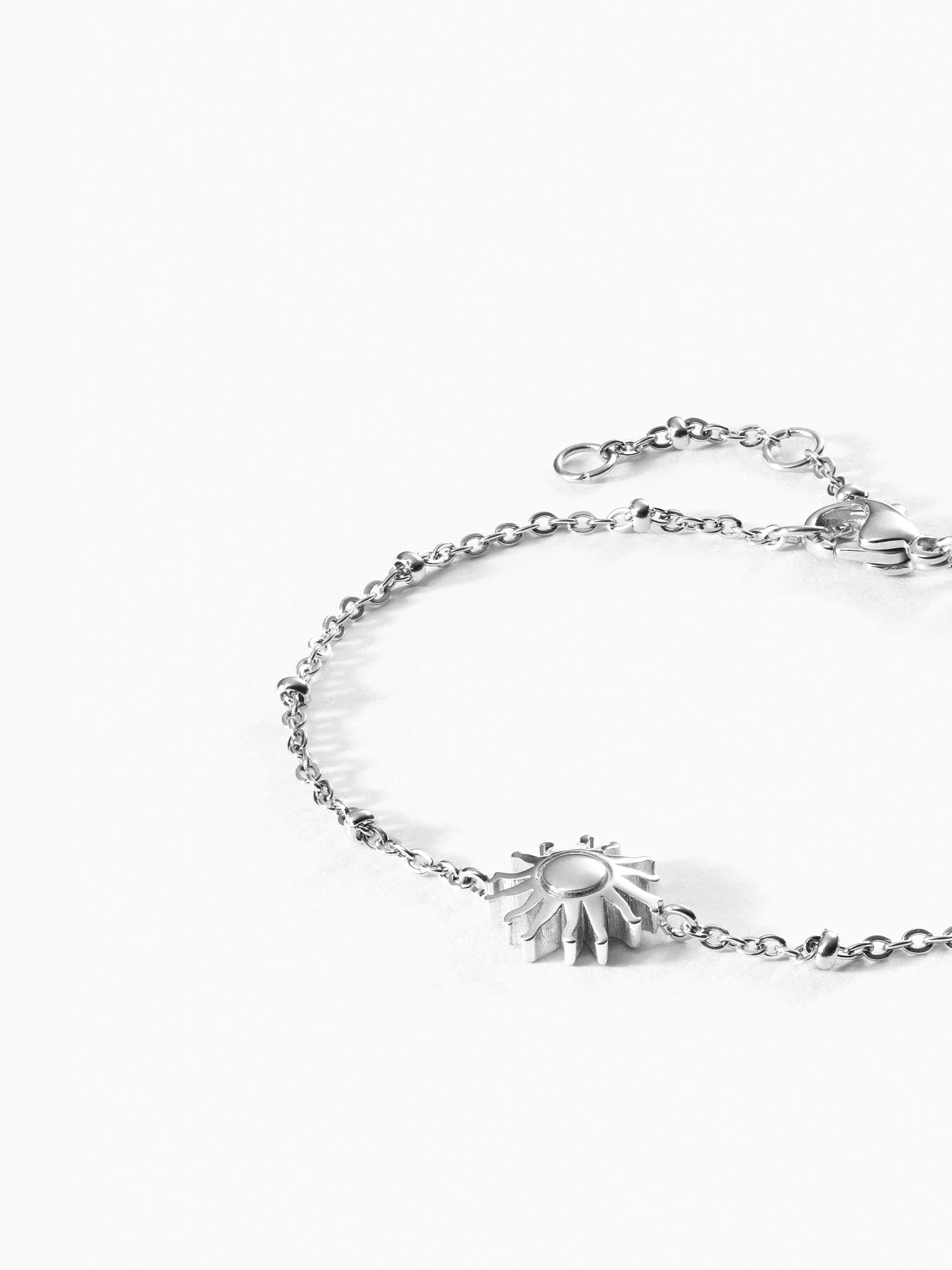 Silbernes Armband mit Sonnenmotiv, elegant und modern, von PURELEI.