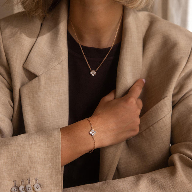 Goldene Kette und Armband mit Blütenmotiv, elegant und feminin, von PURELEI.
