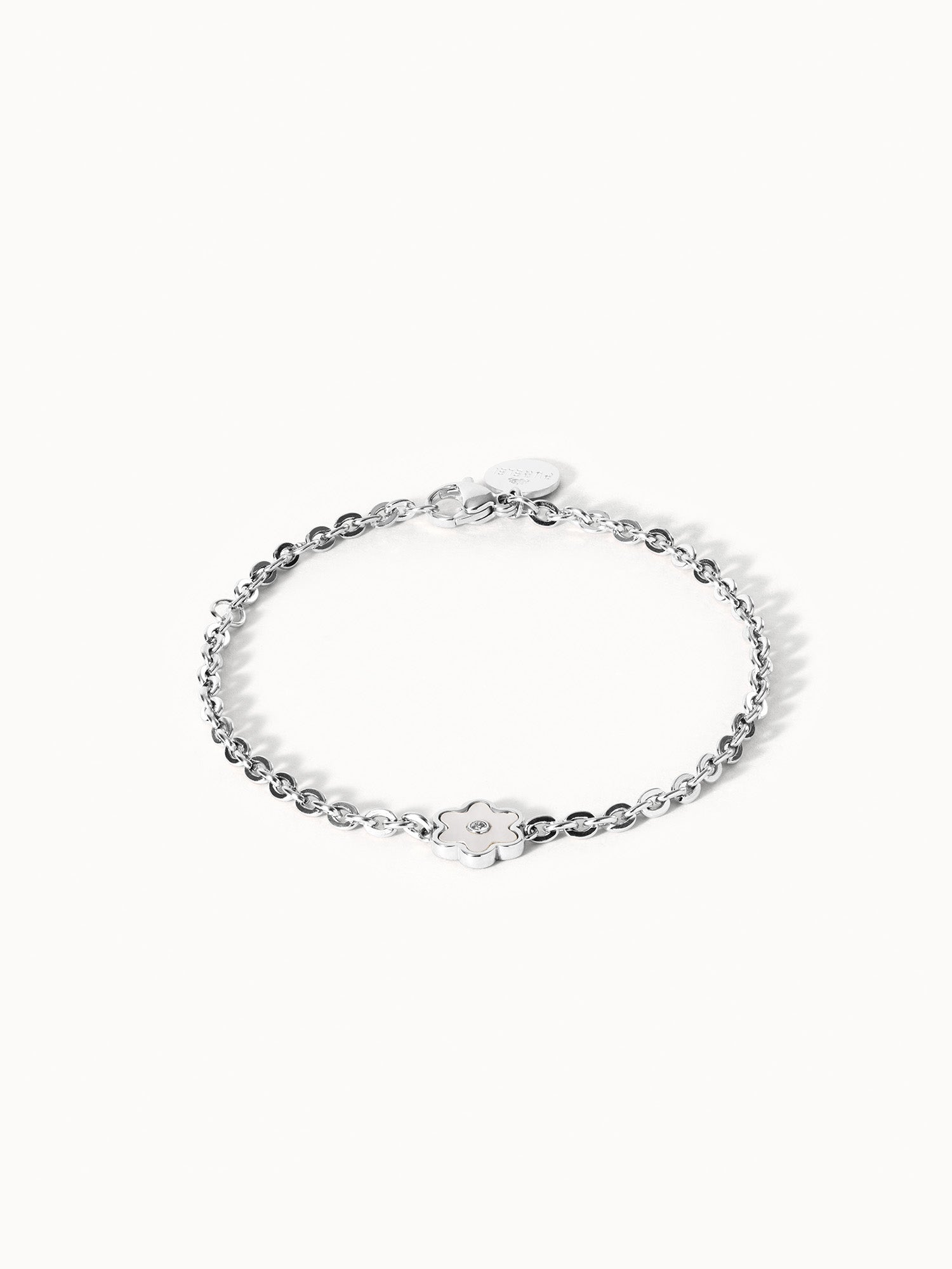 Silbernes Armband mit Blumenanhänger von PURELEI, elegant und modern.
