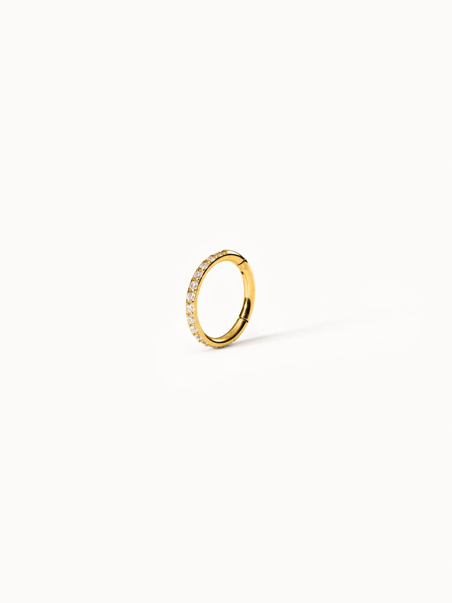Goldener Ring mit funkelnden Steinen, elegant und zeitlos, von PURELEI.