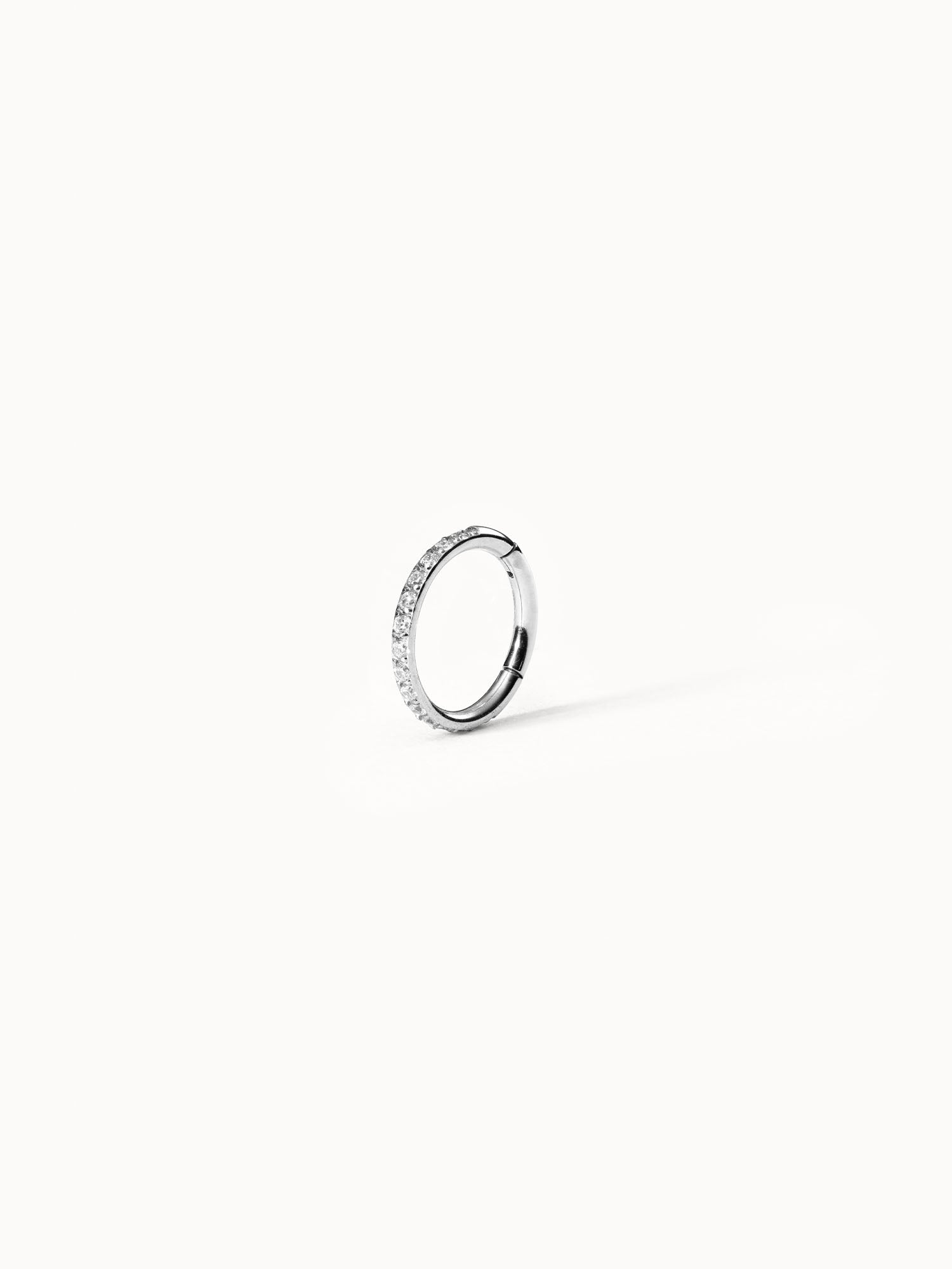 Silberner Ring mit funkelnden Zirkonia von PURELEI, elegant und modern.