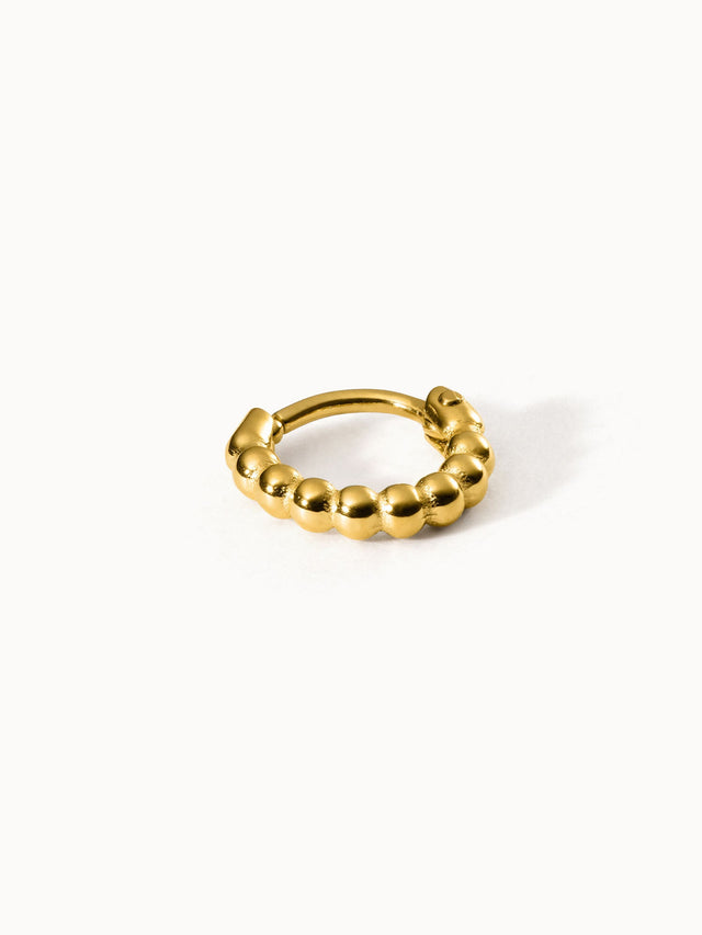 Goldene Creole mit kugelförmigem Design von PURELEI, elegant und modern.