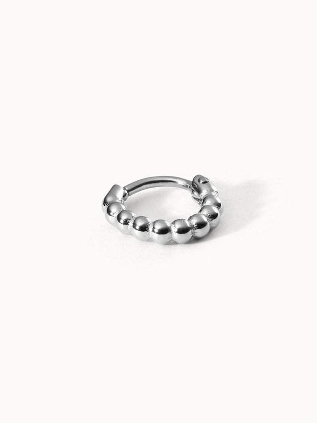 Silberner Creolenring mit glänzenden Perlen von PURELEI, elegant und modern.