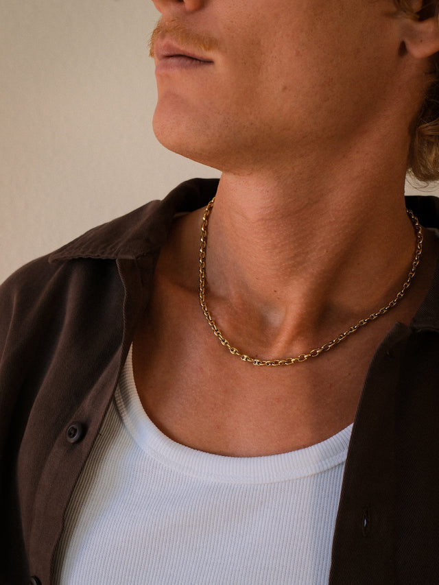 PURELEI Atlas Kette in 18K Gold mit markantem Schiffsanker-Design, elegant getragen zu casual Outfit, warm und stilvoll.