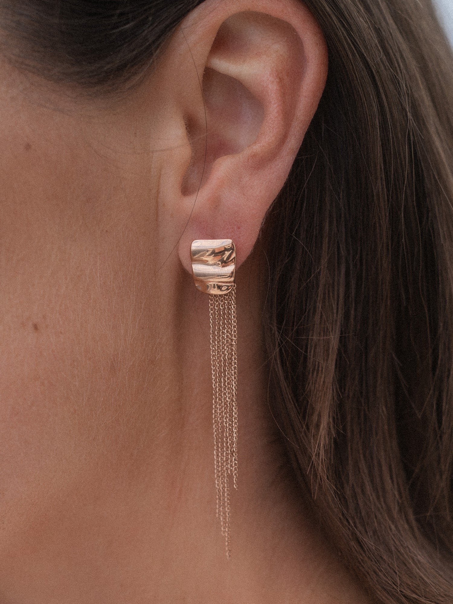 PURELEI Allure Ohrringe in Roségold mit organischem Stecker und filigranen Kettensträngen, elegant am Ohr getragen