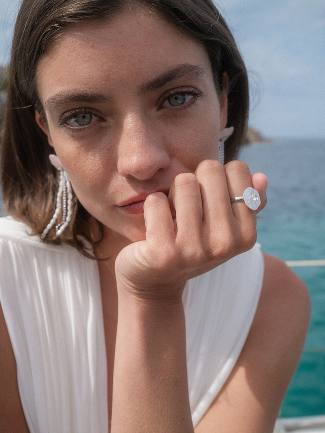 Allure Ring mit Stein aus Silber und Perlmutt, elegant getragen vor Meereskulisse, PURELEI inspiriert von Insel-Spirit