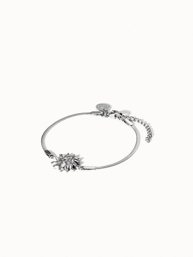 Silbernes Iconic Sun Armband mit filigraner Snake-Chain und strukturiertem Sonnenanhänger, pure Eleganz von PURELEI