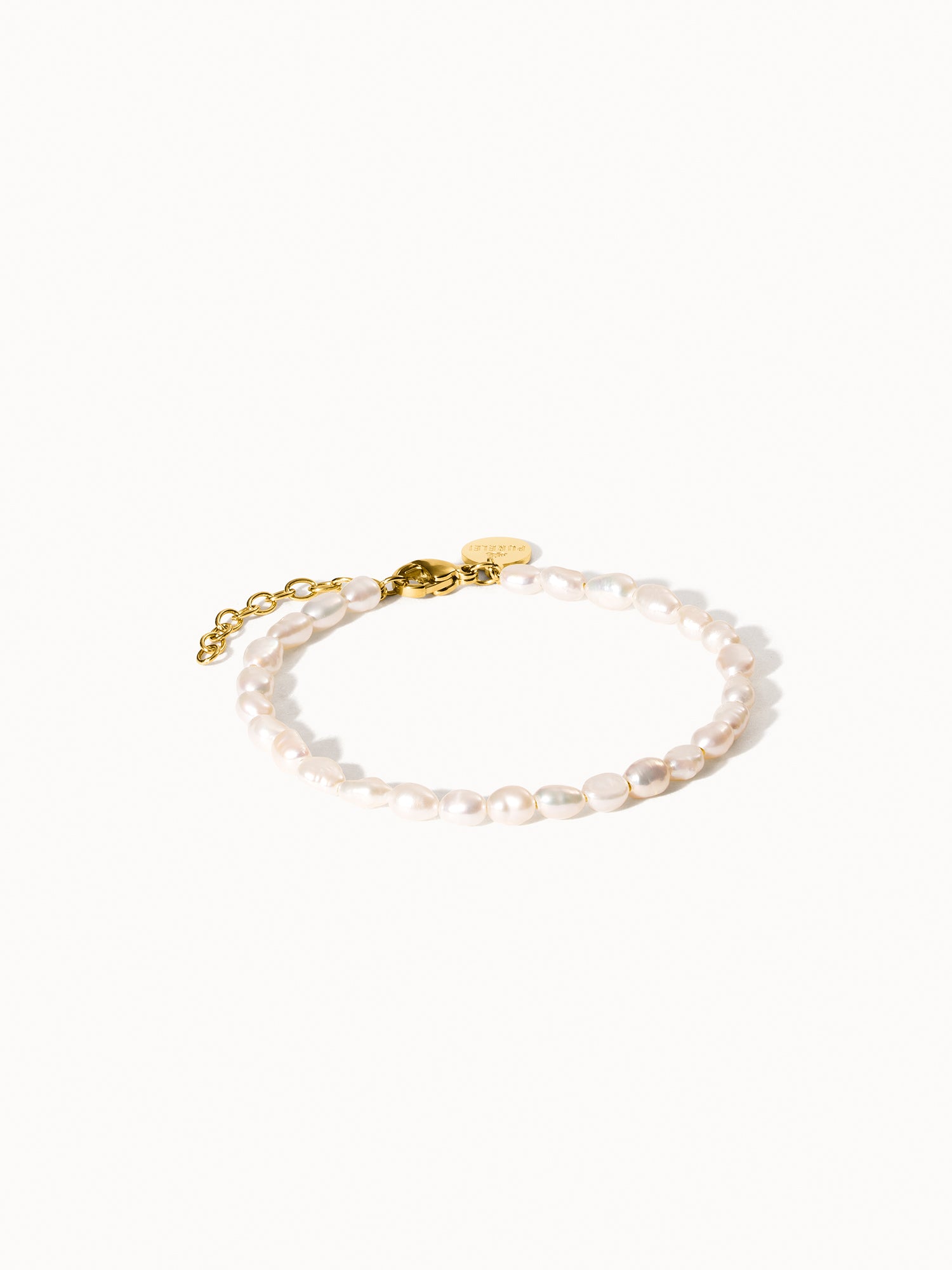 Pearlfection Perlenarmband mit zarten Süßwasserperlen und vergoldetem Verschluss, feminin und elegant von PURELEI