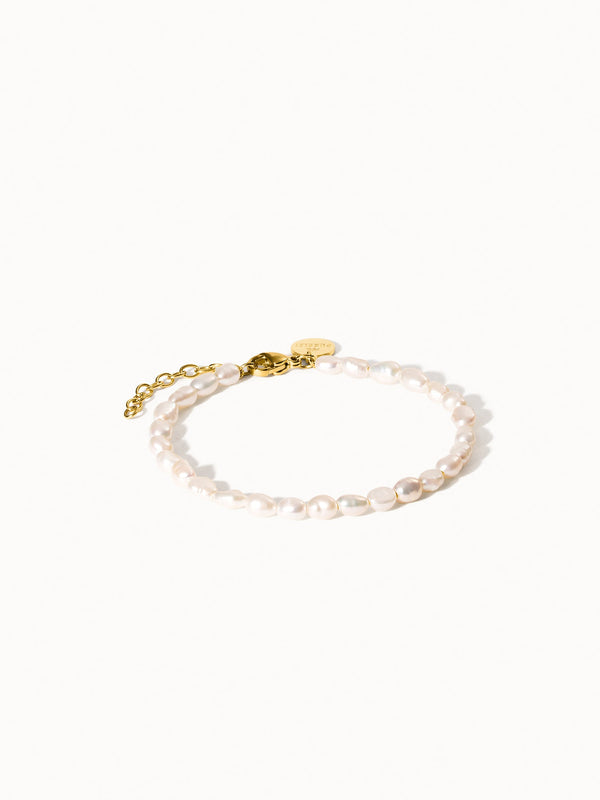 Pearlfection Perlenarmband mit zarten Süßwasserperlen und vergoldetem Verschluss, feminin und elegant von PURELEI
