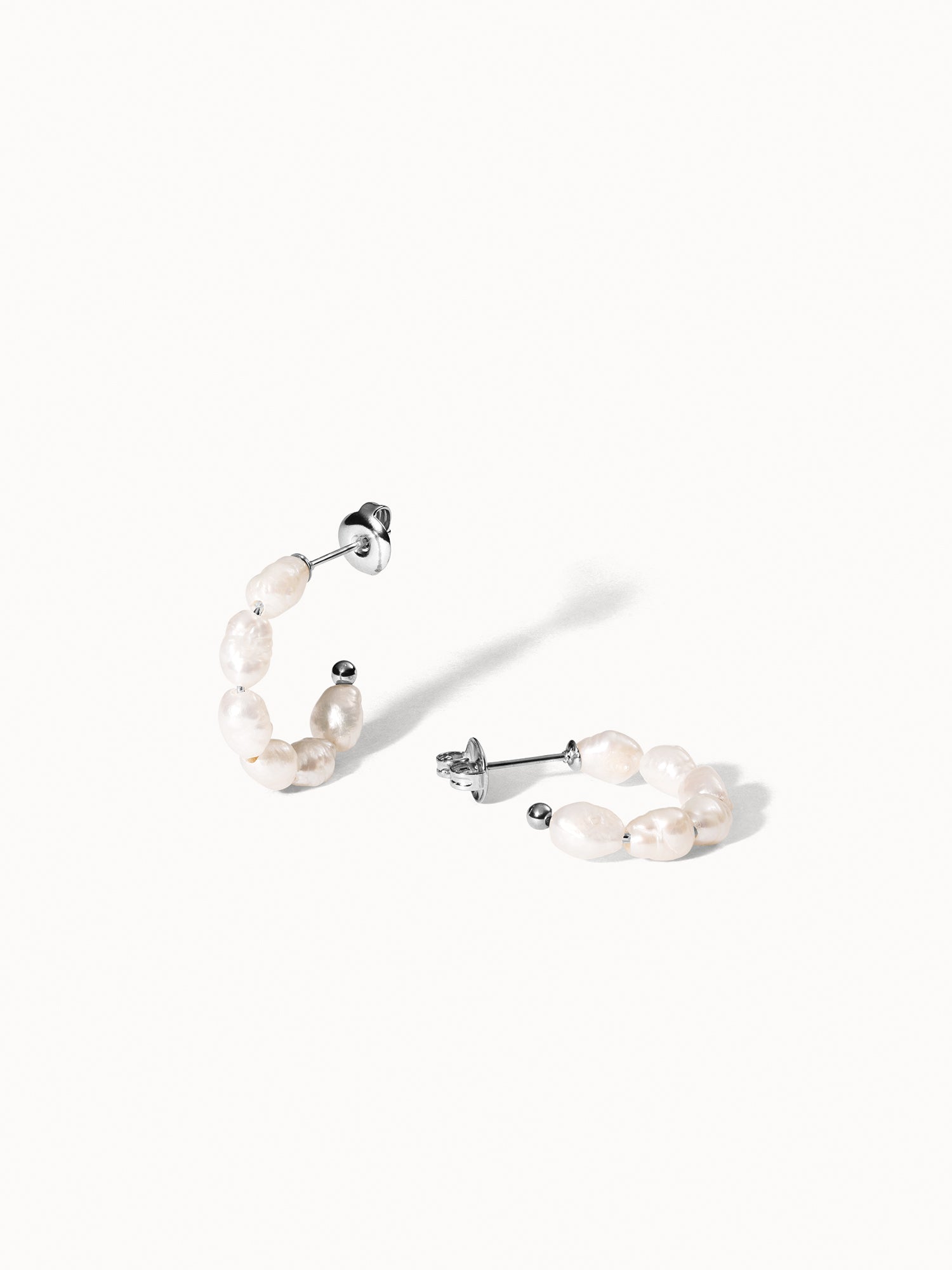 Organic Pearl Perlenohrringe aus nickelfreiem Edelstahl mit natürlichen Süßwasserperlen, pure Eleganz von PURELEI.