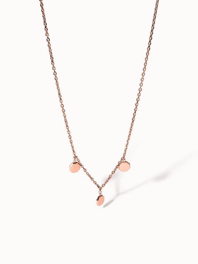 PURELEI Eternal Kette aus rosévergoldetem Edelstahl mit drei achteckigen Anhängern, elegant und feminin.