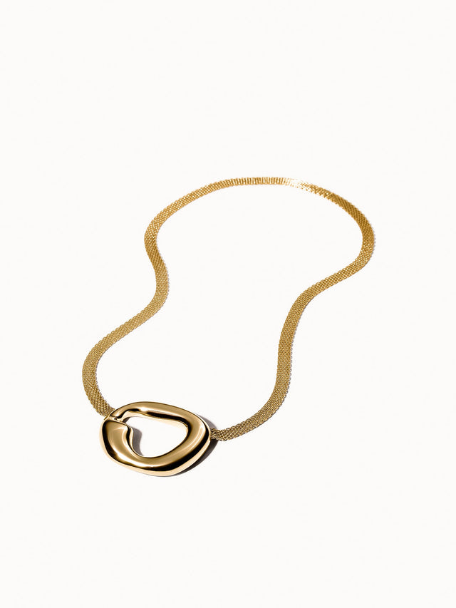 Goldene PURELEI Kette mit geschwungenem Anhänger, elegant und modern.
