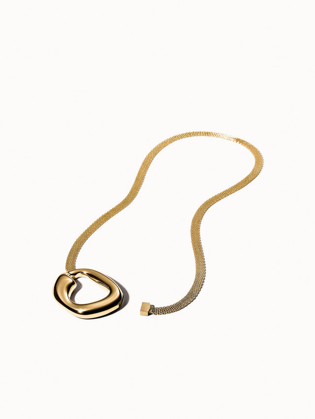 Goldene Kette mit herzförmigem Anhänger von PURELEI, elegant und modern.