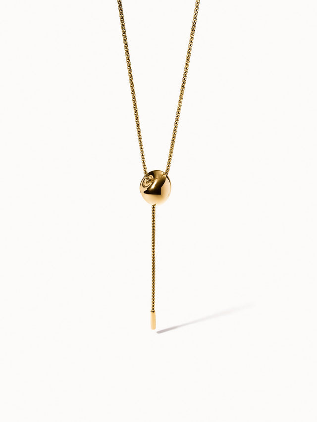 Goldene PURELEI Kette mit rundem Anhänger, elegant und modern, in minimalistischer Ästhetik.