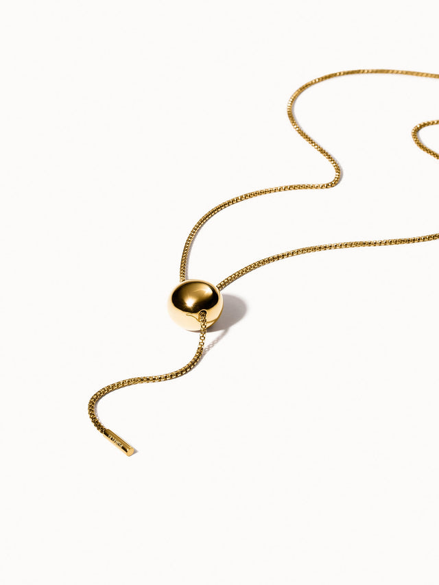 Goldene PURELEI Kette mit rundem Anhänger, elegant und minimalistisch gestaltet.