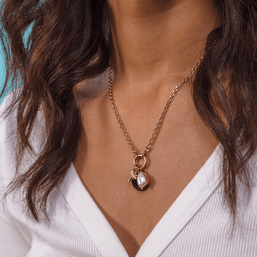 Pearl Charm Anhänger mit Keshi-Perle und roségoldener Edelstahlkette, elegant getragen, PURELEI Island-Spirit.