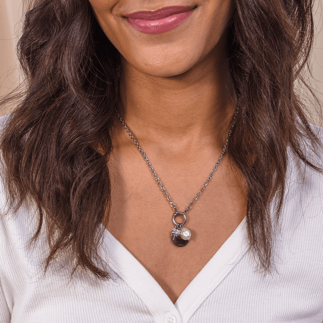 PURELEI Plate Charm aus nickelfreiem Edelstahl in Silber, schlicht und zeitlos am Hals getragen.